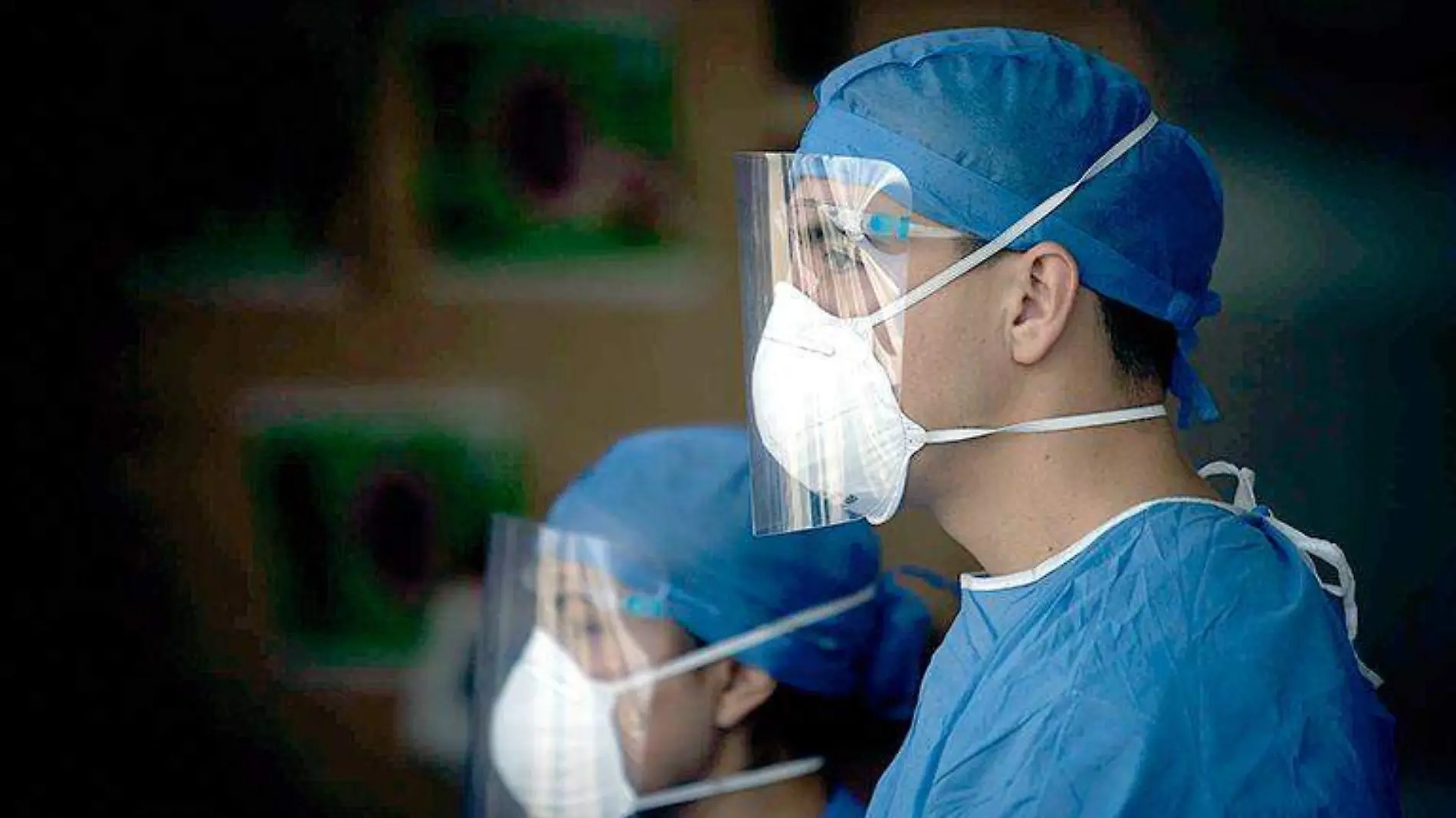 Médico y enfermera en la antesala de un hospital